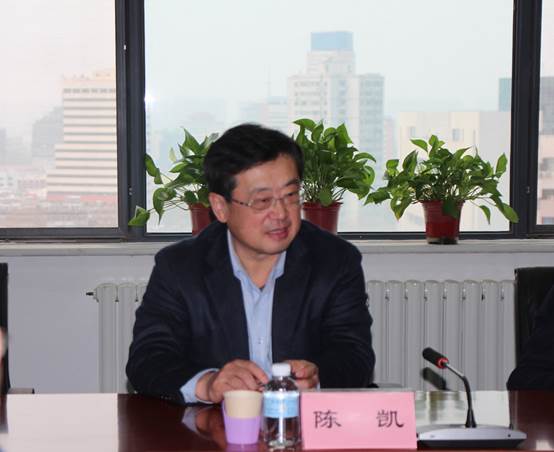 男人坐在桌子前中度可信度描述已自動(dòng)生成
